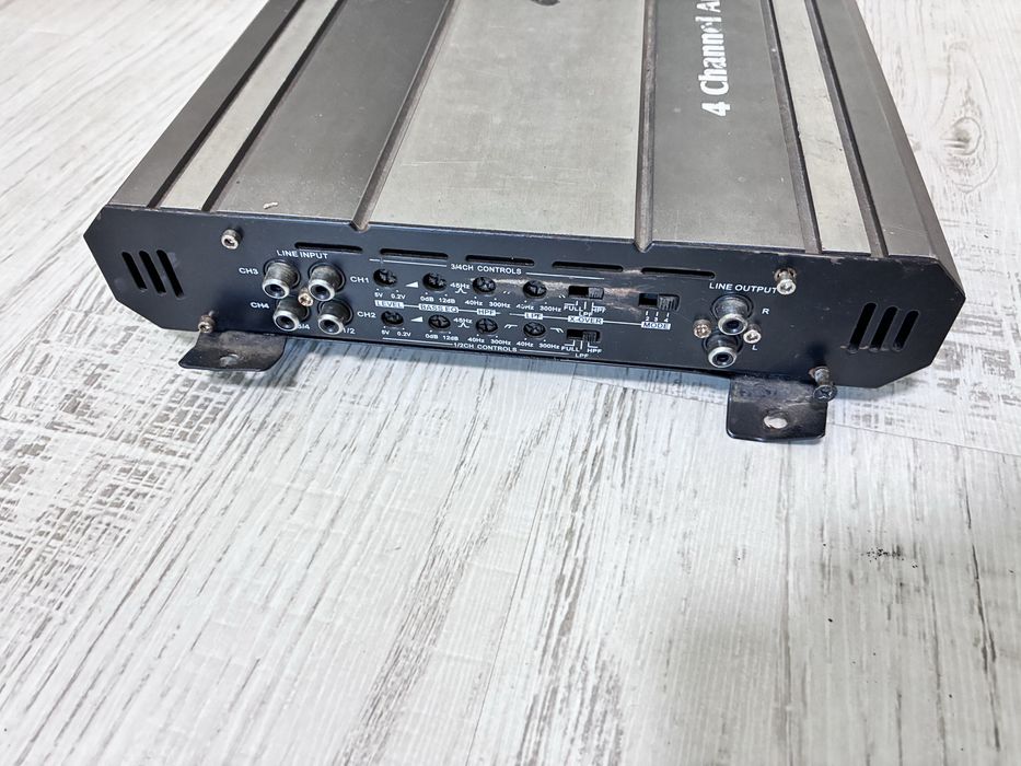 Устройството разполага с 4 канала и максимална мощност от 1800W.