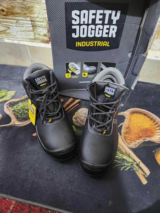 Мъжки работни обувки с метално бомбе 42 номер