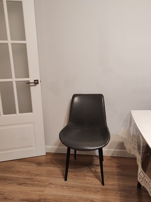 Набор стульев для кухни или гостиной