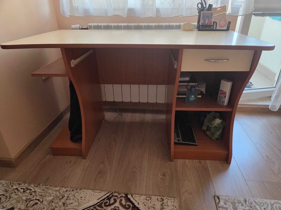 Продавам компютърно бюро