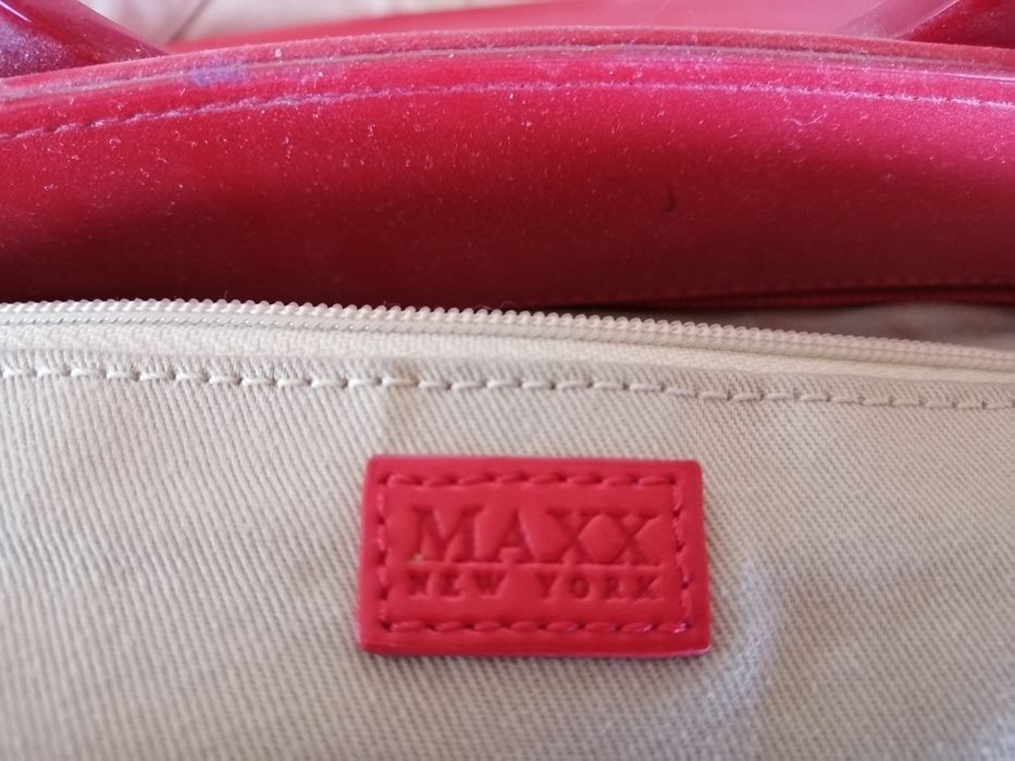 Дамски шалове, 100% кожени чанти и червени ръкавици