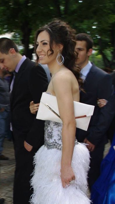 Официална рокля от щраусови пера и дантела