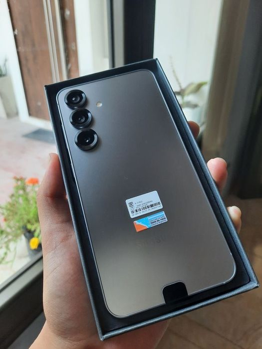 Samsung  S25! В сером цвете