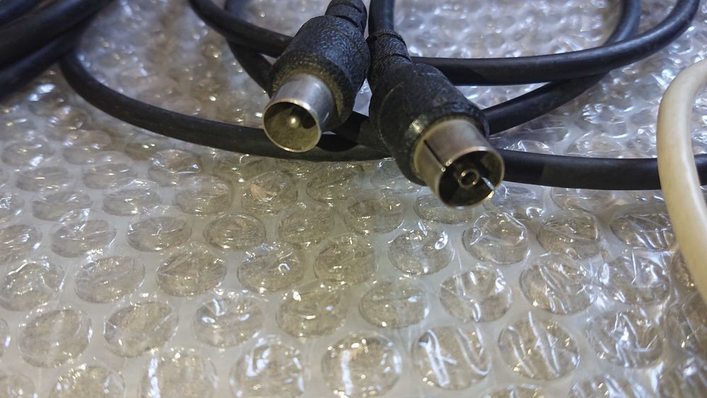 Лот аудио  видео и захранващ кабели.