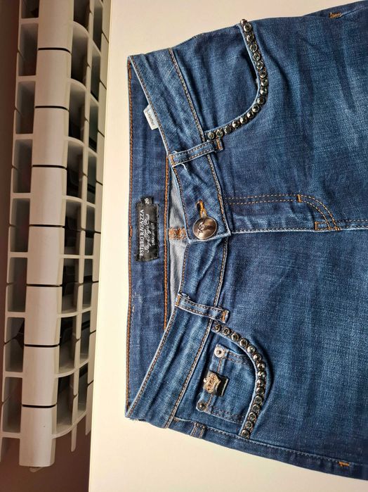 Красиви дамски дънки с камъни по джобовете - номер 26