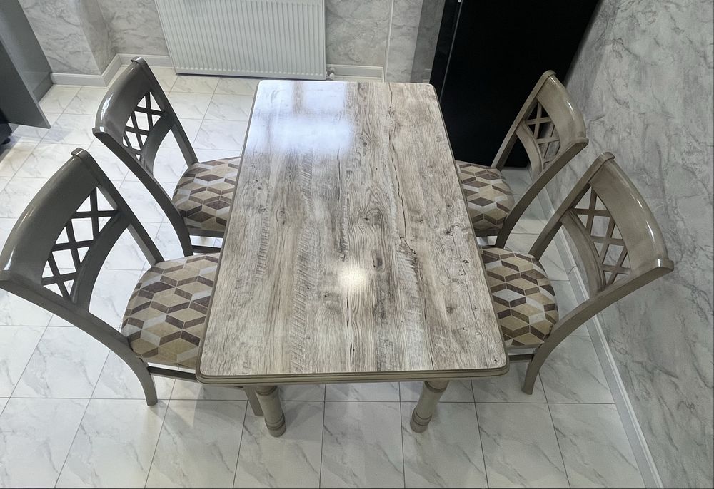 Stol va 6ta stul. Sifatli yog’ochdan tayyorlangan. Holati zo’r