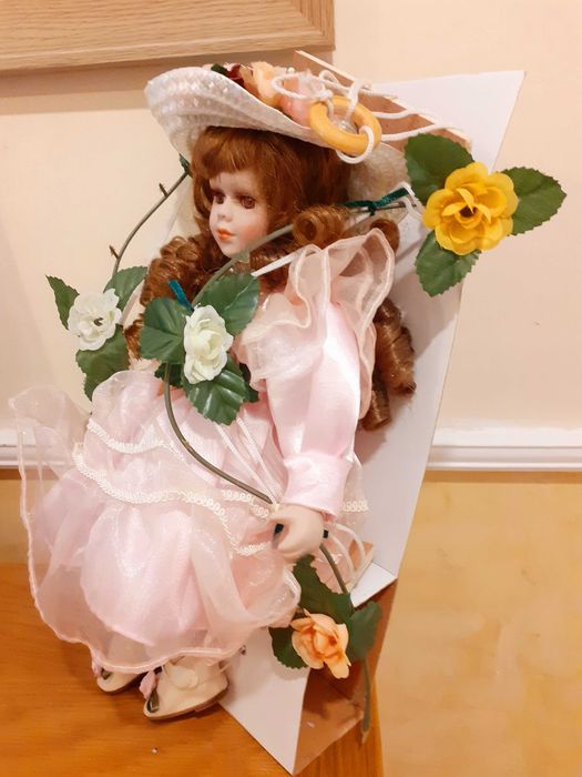 Порцеланова кукла на люлка