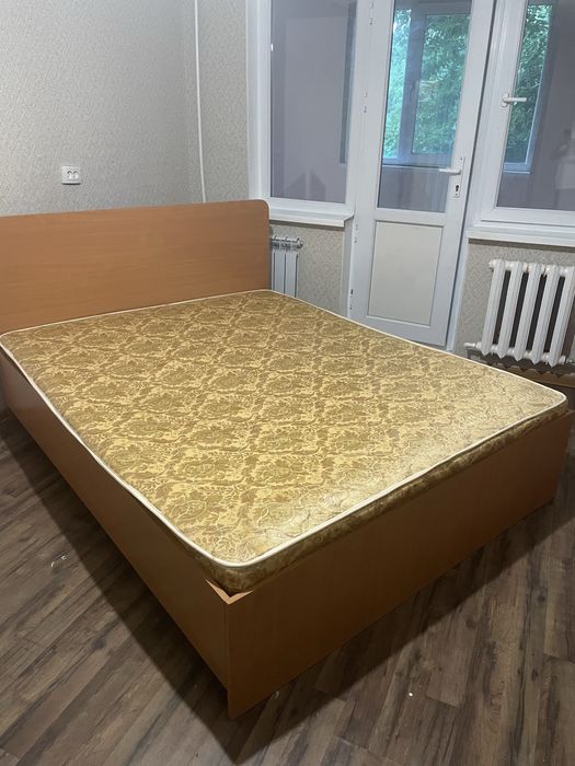 Кровать и 2 тумбочки
