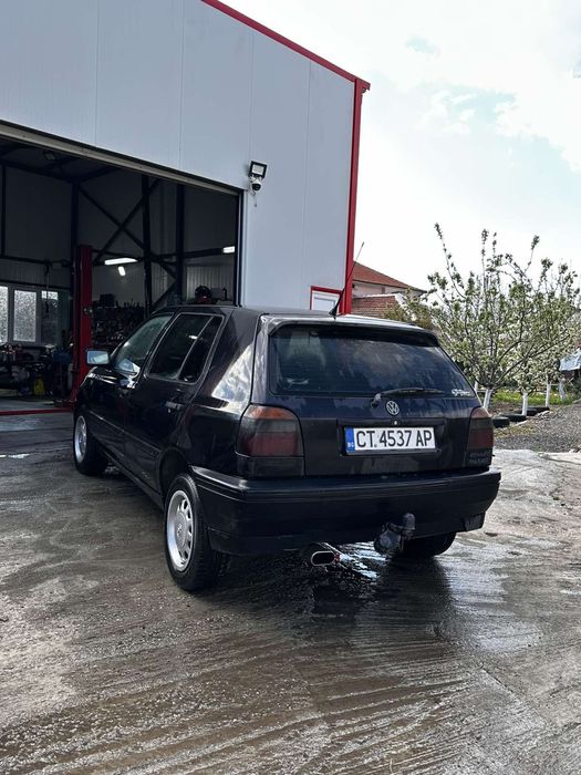 Голф 3  1.6.  75 коня