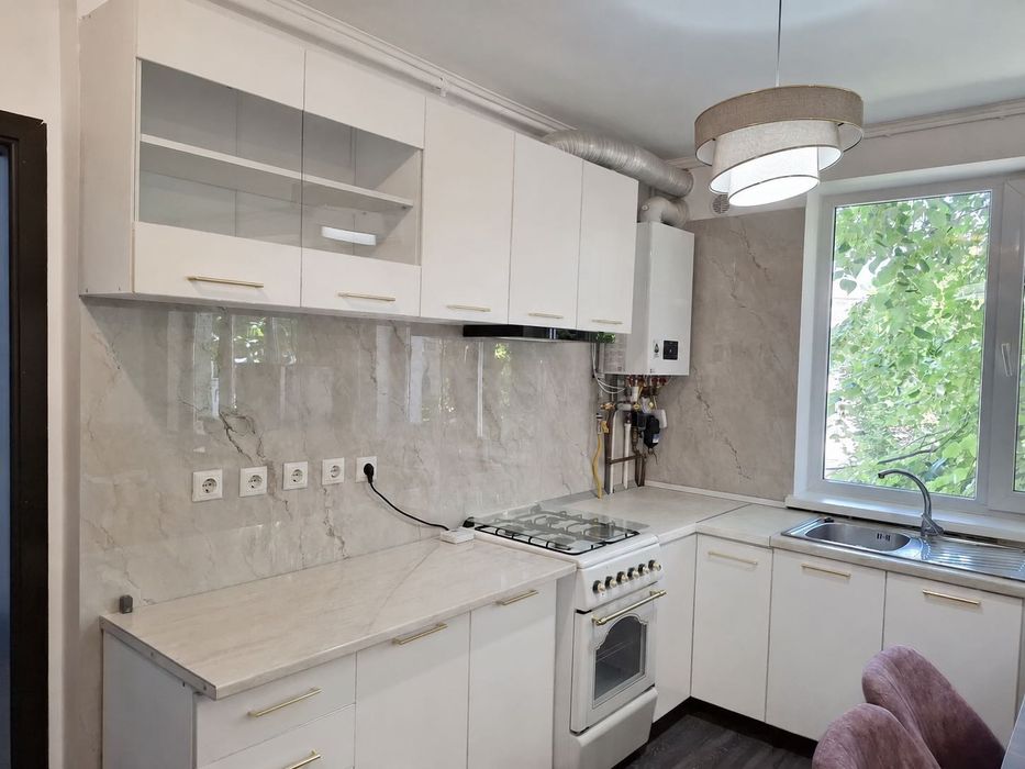 Apartament 3 camere, complet renovat, mobilat parțial, la doar 150 m de Plajă – Centru Mangalia
