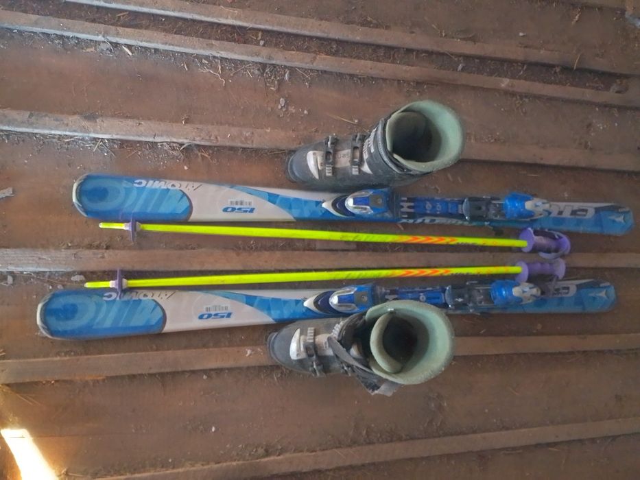 Vând schiuri în stare foarte bună