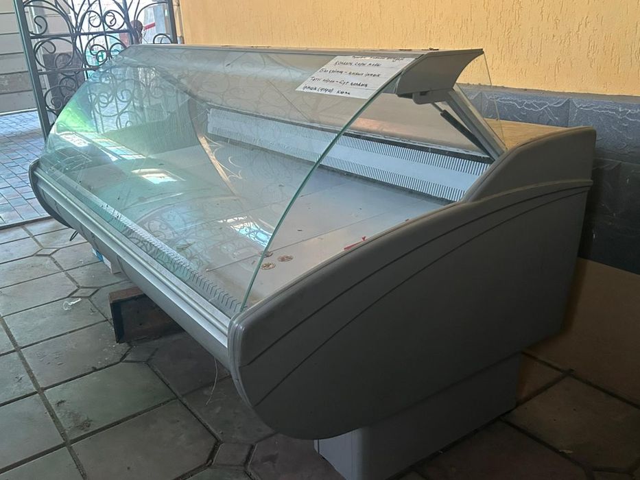 Витрина холодильник магазин