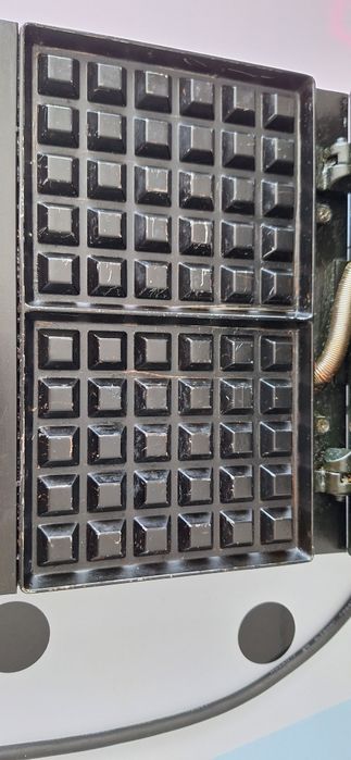 Вафельница BRAYER BR2300