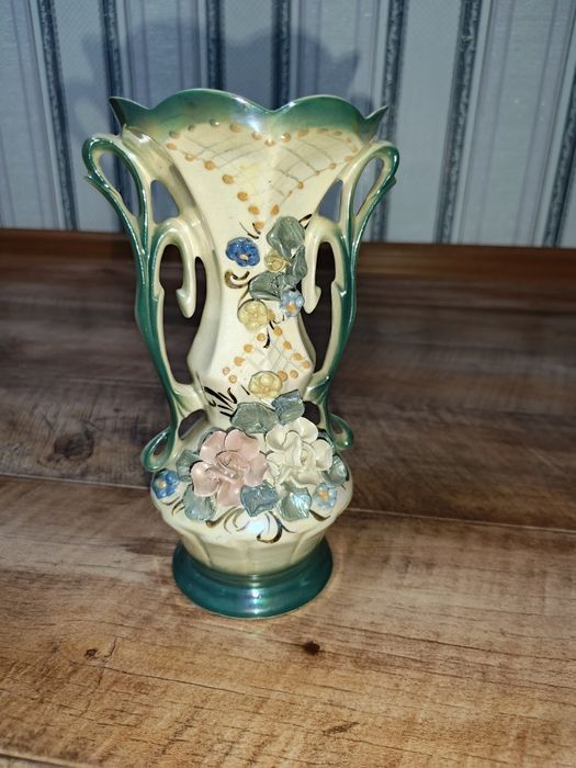 Продам вазу очень красивая