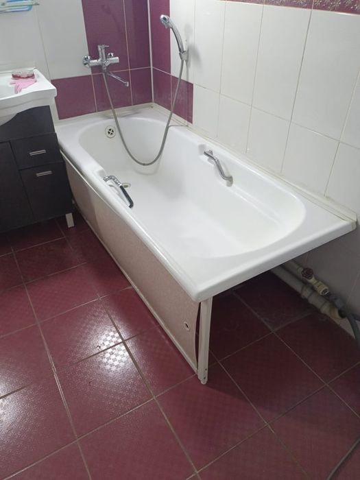 Продам ванну с двумя ручками