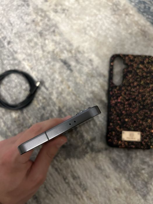 (Galaxy S24+) с кълъф и кабел, чисто нов!