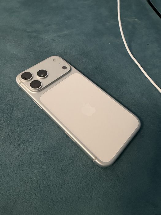 Apple Iphone 17 Pro Max , 256GB , Alb , Impecabil , Pentru piese/recarosare.