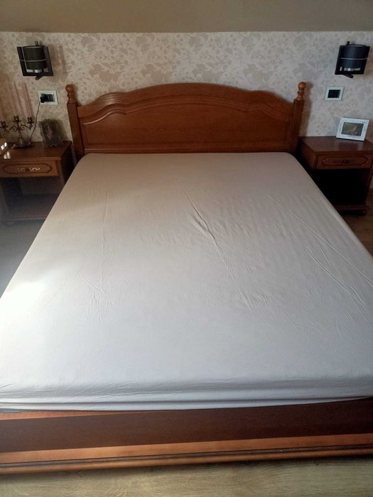 Pat ,doua noptiere și două comode