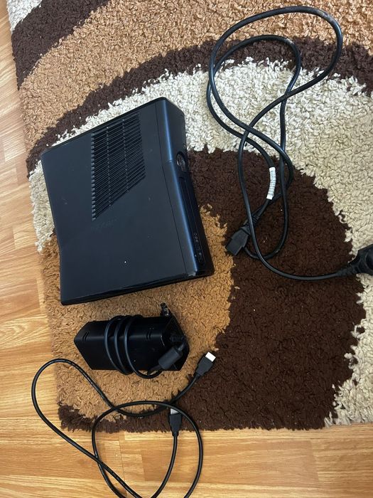Vând Xbox 360 în stare bună, funcționează fără probleme, testat.
Conso