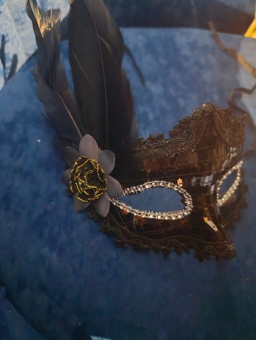 Женская карнавальная маска в черном цвете