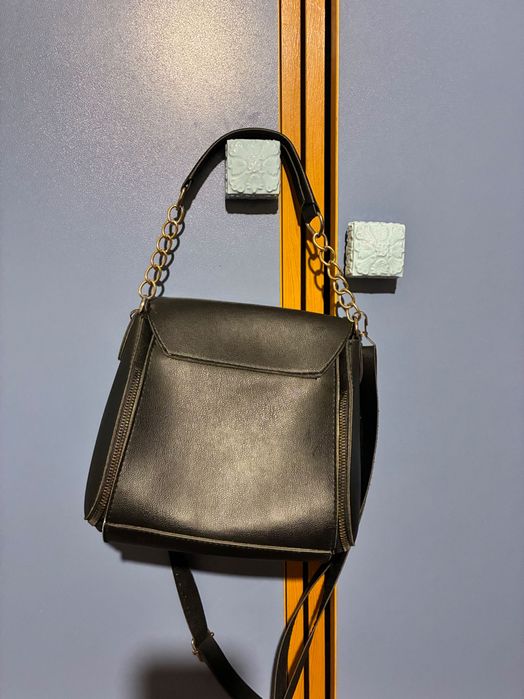 Чантичка със златисти елементи