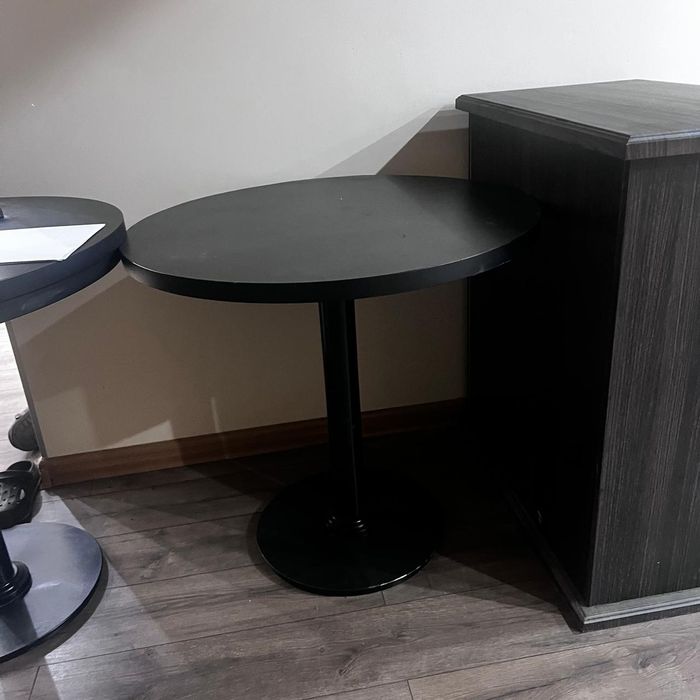 Круглый и квадратный стол