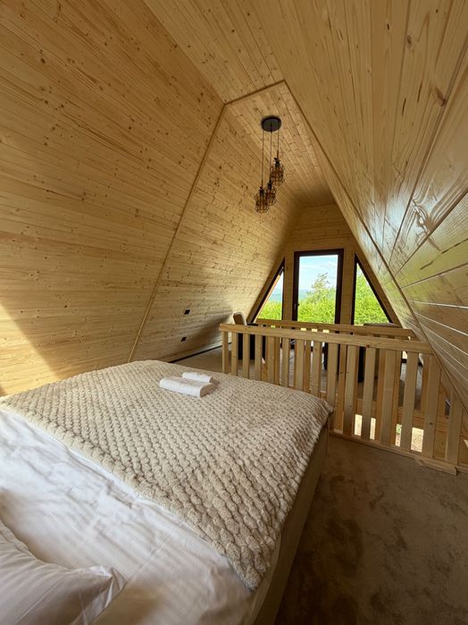 Se vine Cabana A-frame gata de locuit sau închiriat cu panorama deosebită