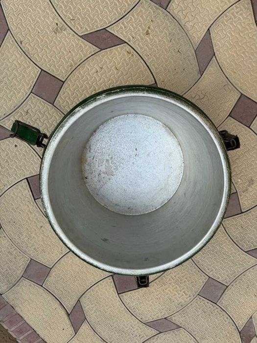 Термос столовый. Предназначен для горячих блюд 2 шт. в хорошем состоя