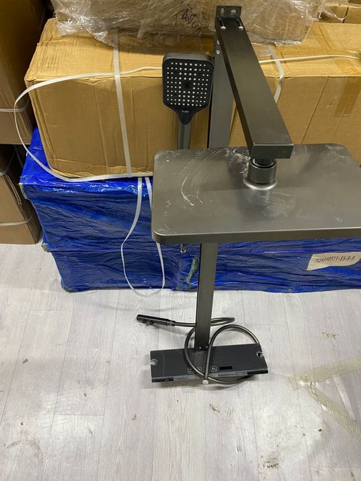 Продам душевую стойку с клавишным переключением воды.