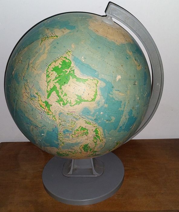 Светещ глобус на английски език