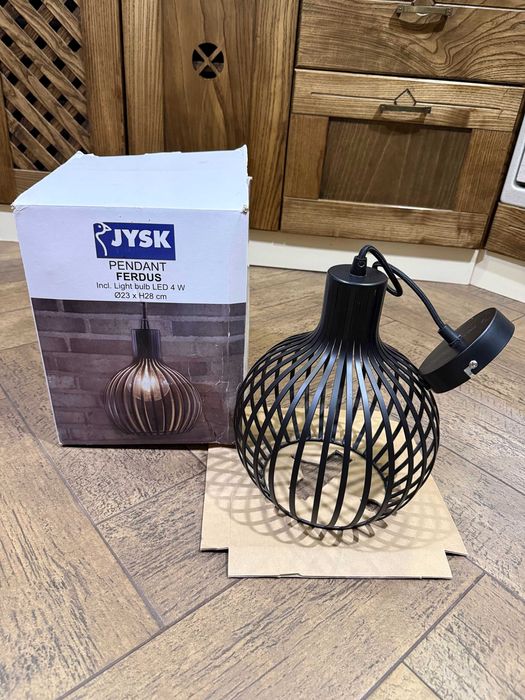 Lustra metalica Jysk, Ferdus
