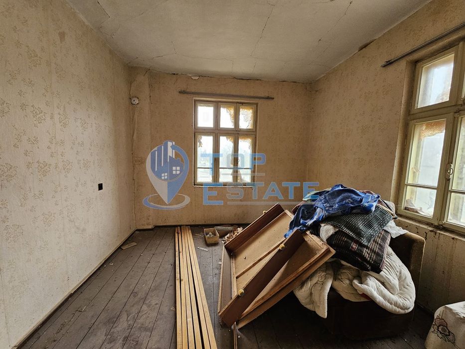 Двуетажна тухлена къща с гараж и двор в село Пиперково, област Русе