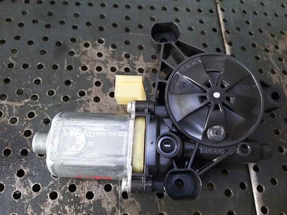 Motoras macara dreapta fata audi a4 b9 8w 0130822704 8w0959802
