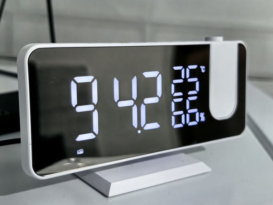 Ceas cu radio FM, proiecție pe tavan, temperatura, umiditate, oglinda
