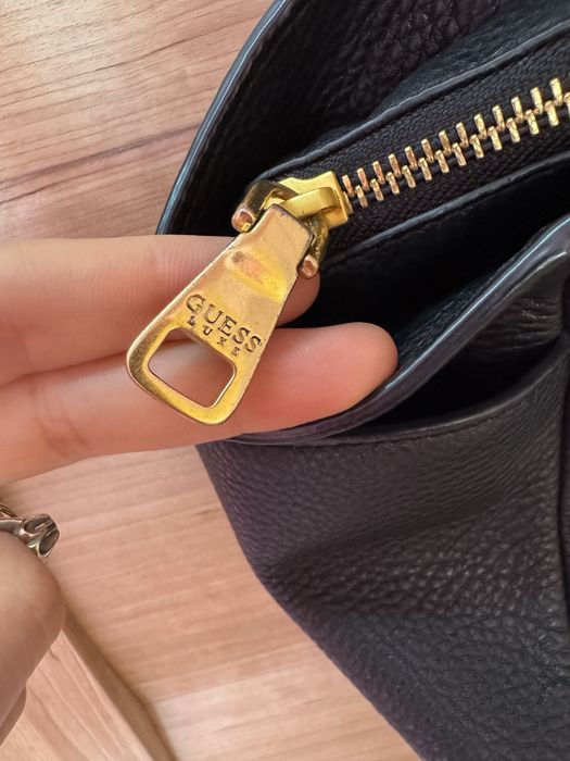 Кожена чанта Guess Luxe