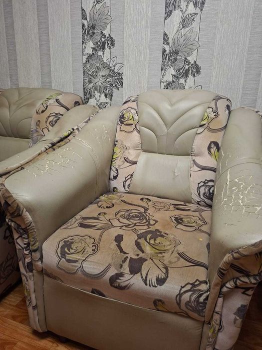 Продам угловой диван с креслом