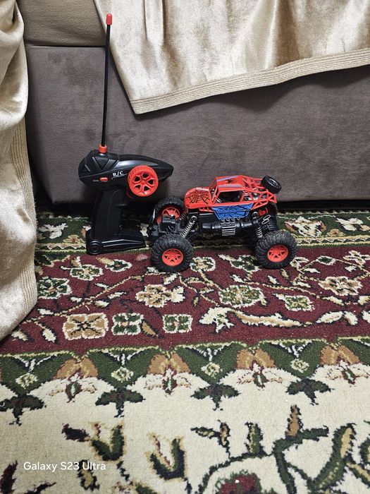 Машинка на пульте управления