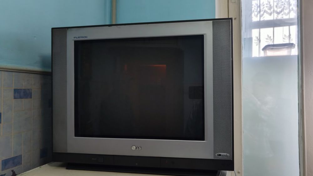 Два старых телевизора