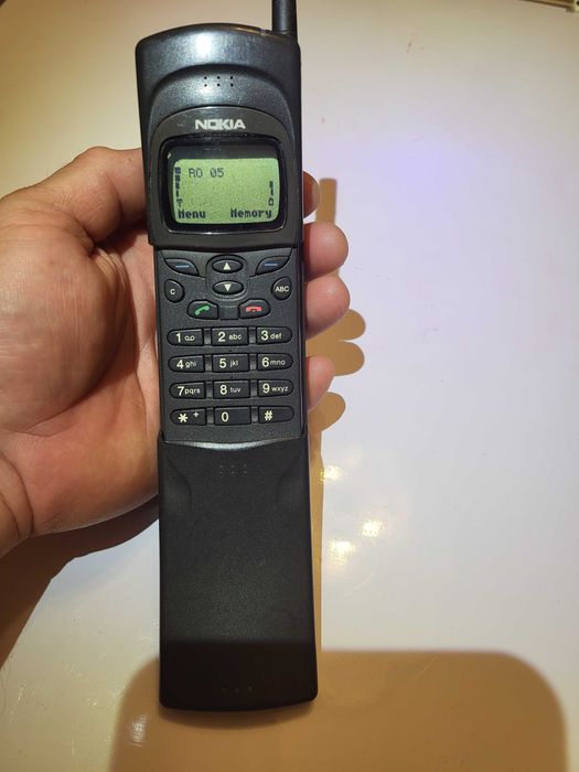 Telefon vechi cu butoane, Nokia 8110 (Banană)