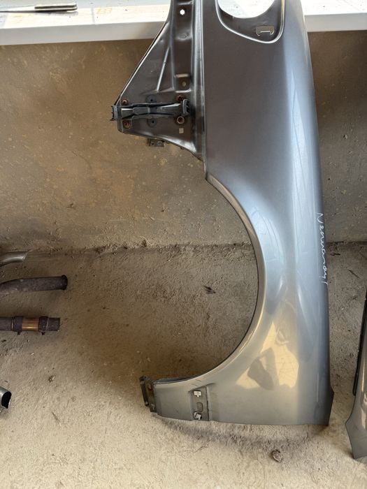 Продам на 100 с4 передний крылия