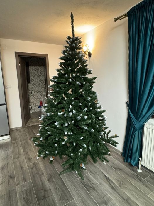 Brad artificial nins si conuri 220 cm