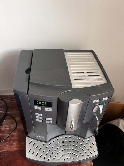 Vand aparat cafea Jura cu macinat boabe