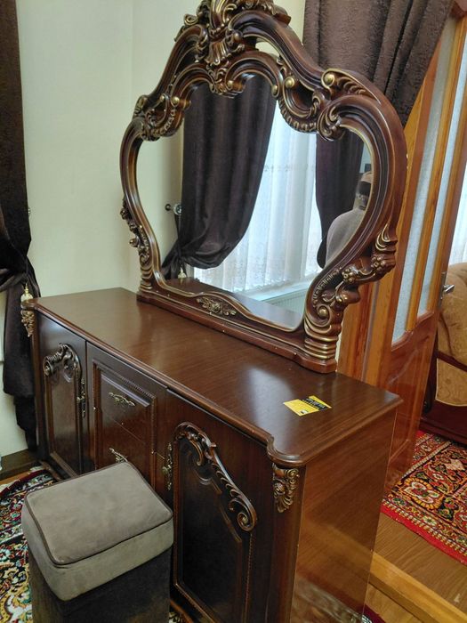 Продаётся  спальный  гарнитур