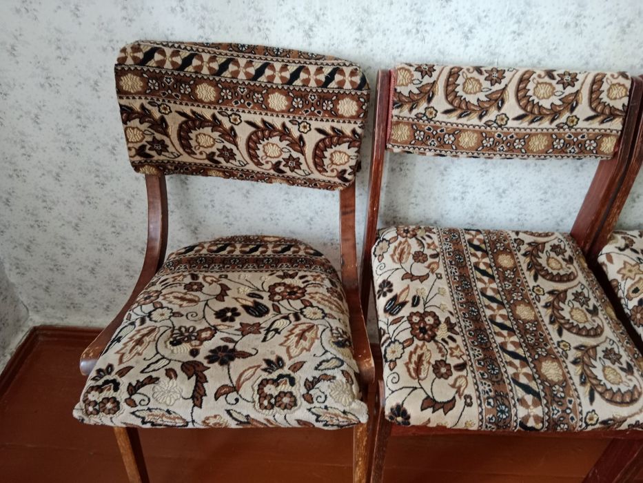 Продам стулья и две тумбочки  б/у