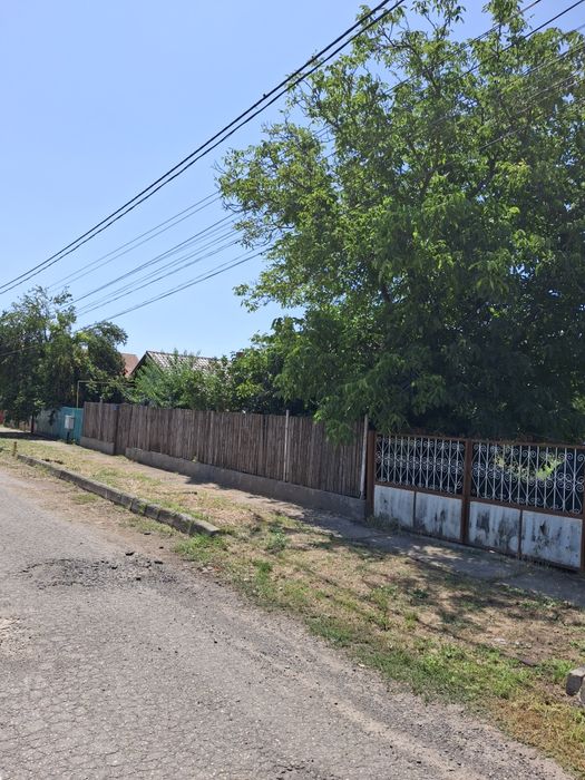 Vand casa batrânească cu teren aferent