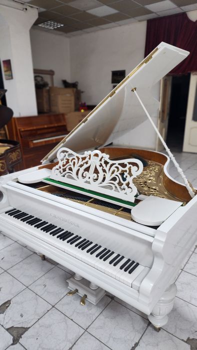 Рояль салонный. Royal