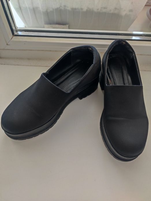 Срочно продам женские лоферы