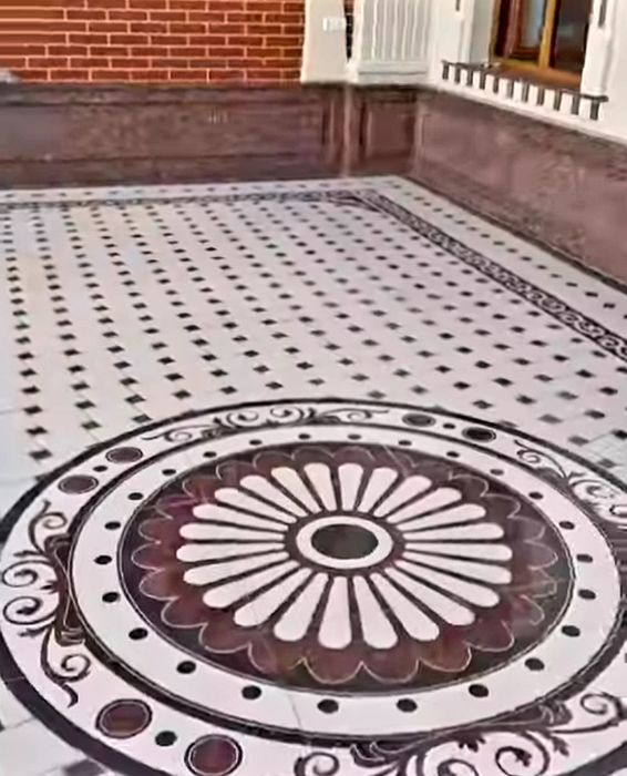 Установка Гранит на цоколь и Фасад из Натуральная Травертина