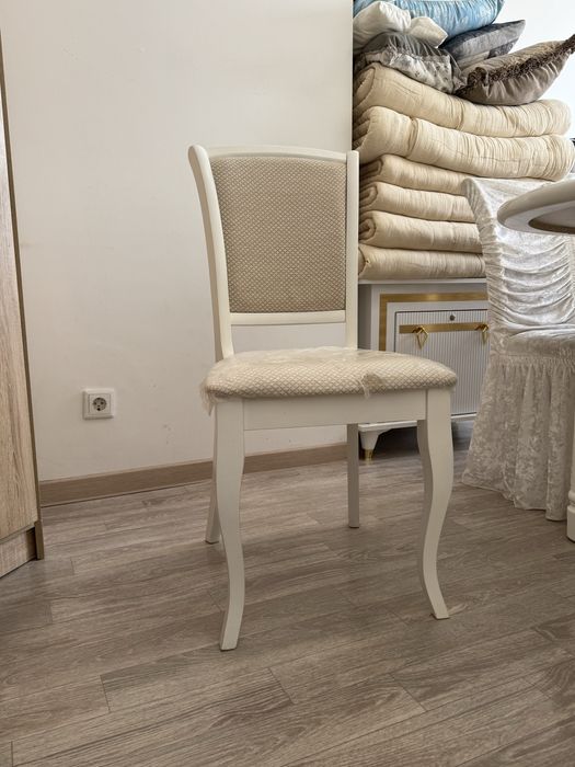 Большой стол со стульями