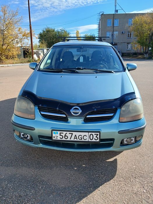 Nissan Almera Tino машина